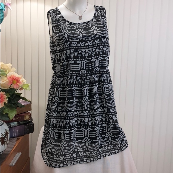 BeBop Dresses & Skirts - BeBop Sheer Geometric Print Keyhole Sheath Dress